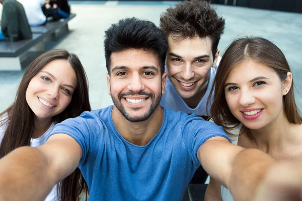 Skupina Přátel Fotí Selfie Společně — Stock fotografie