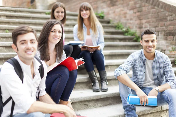 Gruppe Lächelnder Studenten Sitzt Auf Einer Treppe — Stockfoto