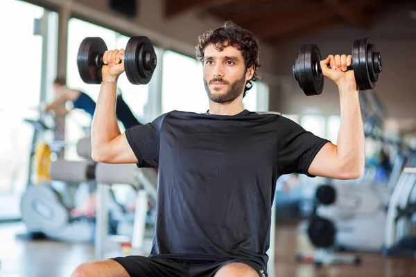 Mann Sitzt Mit Hanteln Auf Bank Fitnessstudio — Stockfoto