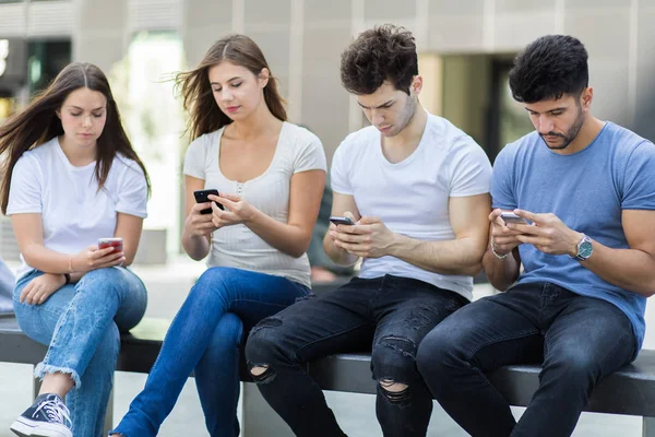 Grupo Amigos Ignorándose Entre Mientras Usan Sus Teléfonos Inteligentes — Foto de Stock