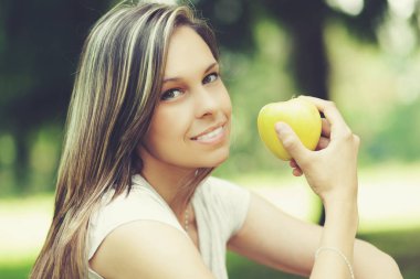 Sağlıklı elma yemek olan kız