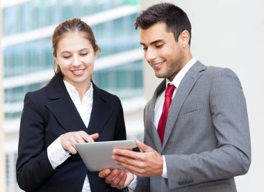 Dijital tablet kullanan işadamları