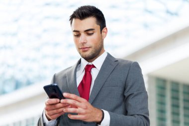 Şehirde onun cep telefonuyla bir işadamı portresi 