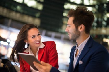 Tablet geceleri bir şehirde kullanan kişiler