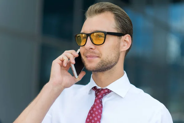 Affärsman Pratar Telefon — Stockfoto