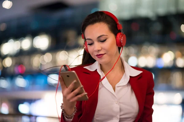 Женщина Слушает Музыку Своего Мобильного Телефона — стоковое фото
