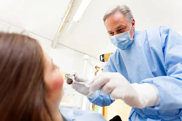 Vrouw Ontvangen Een Tandheelkundige Behandeling — Stockfoto