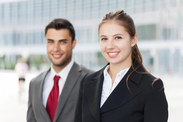 Les Gens Affaires Souriant Dans Ville — Photo