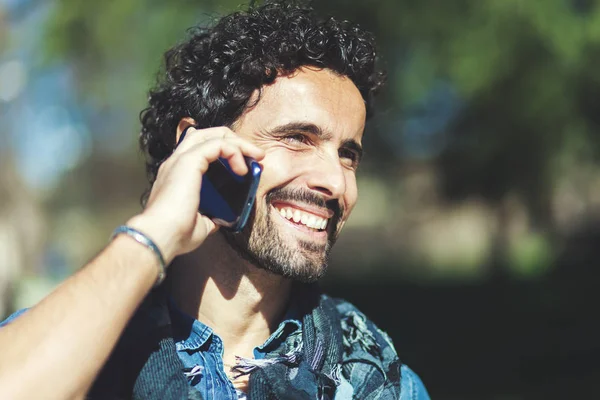 Bonito Homem Telefonar Para Parque — Fotografia de Stock