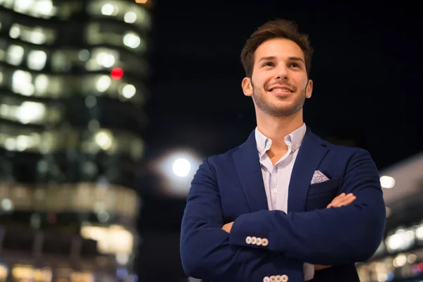 Retrato Joven Sonriente Por Noche — Foto de Stock