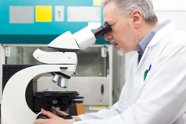 Onderzoeker Met Behulp Van Microscoop Een Laboratorium — Stockfoto