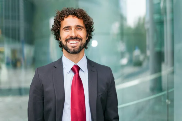 Guapo Hombre Negocios Sonriente Ciudad —  Fotos de Stock