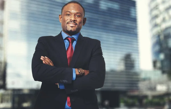 Empresário Africano Sorridente Com Braços Cruzados — Fotografia de Stock