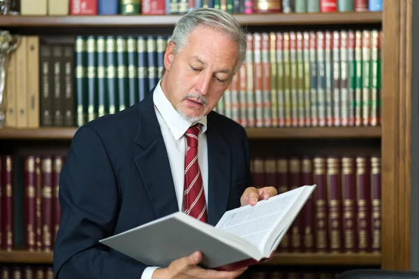 Man Läser Bok Hans Bibliotek — Stockfoto