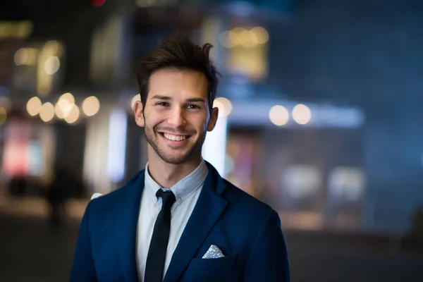 Portret Van Een Zakenman Glimlachen Bij Nacht — Stockfoto