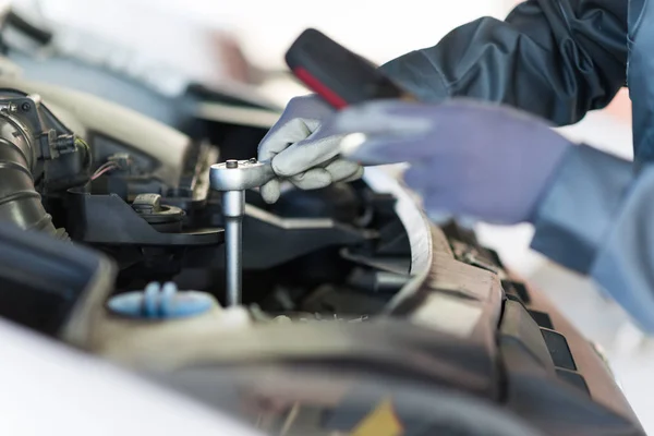 Monteur Tot Vaststelling Van Een Motor Van — Stockfoto