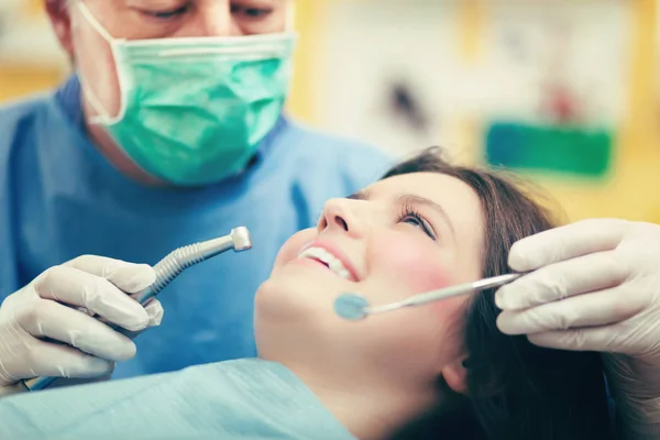 Patientin Bei Einer Zahnbehandlung — Stockfoto