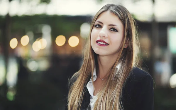 Une Jeune Femme Gestionnaire Confiante Plein Air Dans Cadre Urbain — Photo