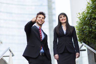 Birlikte şehirde tartışırken iş ortakları