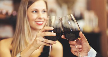 bir restoranda kadehlerin toasting Çift
