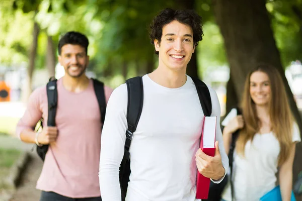 Allievi Felici All Aperto Sorridenti Nel Parco — Foto Stock