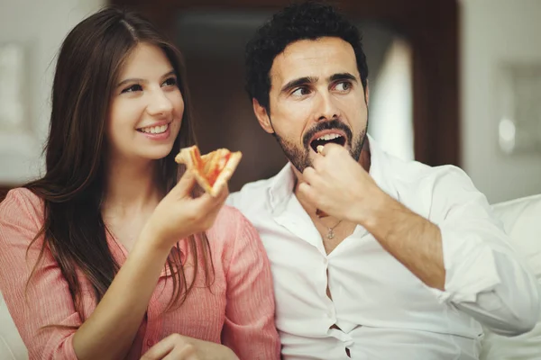 カップルのピザを食べて テレビを見て — ストック写真