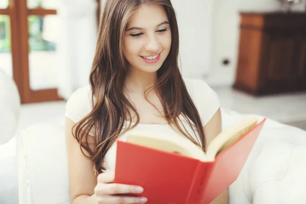 Boldog Fiatal Olvasás Mesekönyv Kanapén Otthon — Stock Fotó