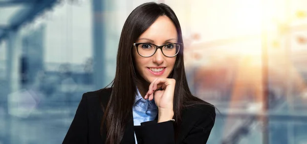 Junge Managerin Mit Brille Blickt Die Kamera — Stockfoto