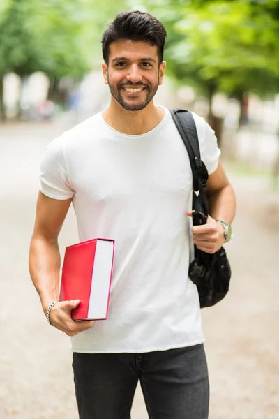 Lachende Student Houden Een Rode Boekje Lacht — Stockfoto