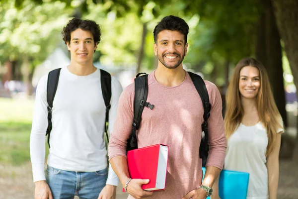 Gelukkig Studenten Buiten Glimlachend Het Park — Stockfoto