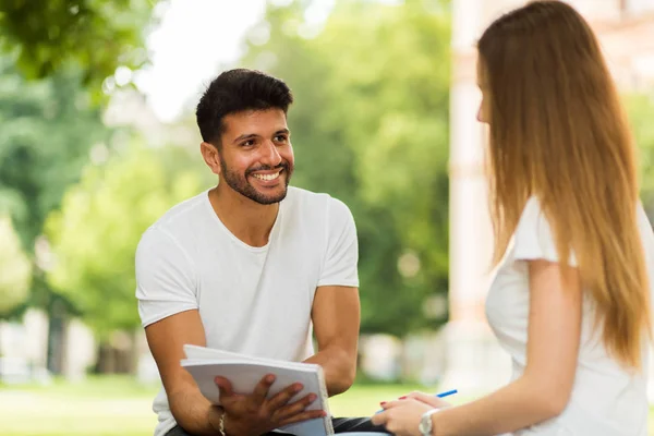 Due Studenti Che Studiano Insieme Seduti Una Panchina All Aperto — Foto Stock