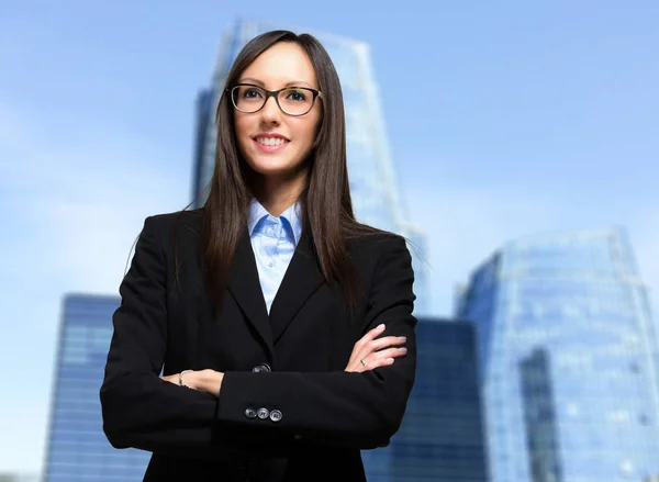 Joven Mujer Negocios Sonriente Ciudad —  Fotos de Stock