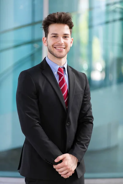 Joven Empresario Sonriendo Ciudad —  Fotos de Stock