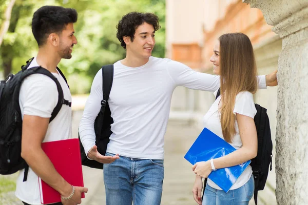 Três Estudantes Conversando Com Outro Livre Pátio Faculdade — Fotografia de Stock