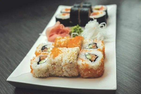 Čerstvé Sushi Talíři — Stock fotografie