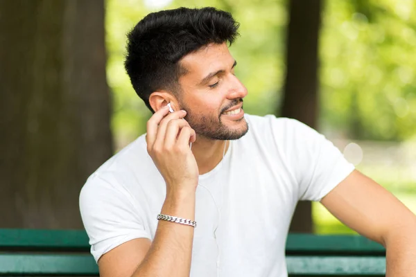 Hombre Escuchando Música Sentado Banco Parque Caluroso Día Soleado Verano —  Fotos de Stock