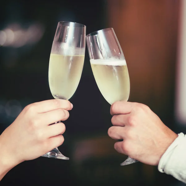 Erkek Kadın Eller Bardak Şampanya Ile Kızartma — Stok fotoğraf