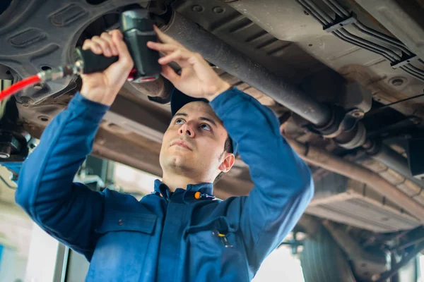 Mechanician Mudando Roda Carro Oficina Reparação Automóveis — Fotografia de Stock