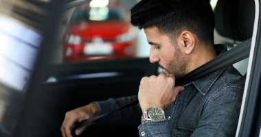 Genç adam sıkılaştırma emniyet kemeri