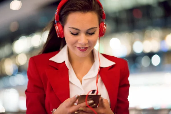 Mulher Ouvindo Música Seu Celular Noite — Fotografia de Stock