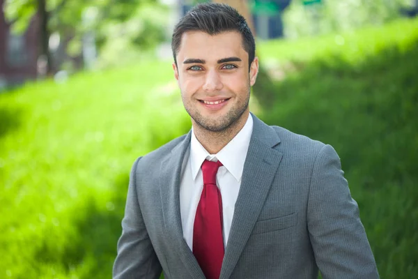 Portret Van Een Jonge Knappe Zakenman Ontspannen Een Park — Stockfoto