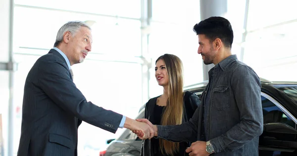 Car Dealer Giving Handshake Young Couple — Stock Photo, Image