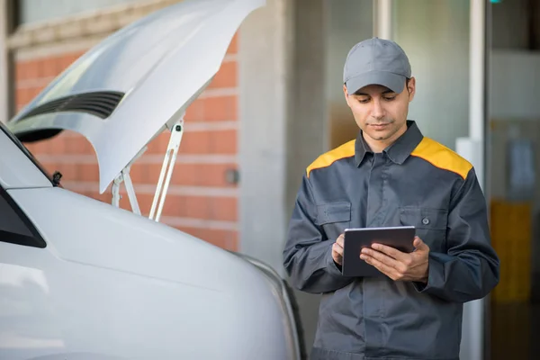 Mechanik Przy Użyciu Tabletu Przed Van — Zdjęcie stockowe