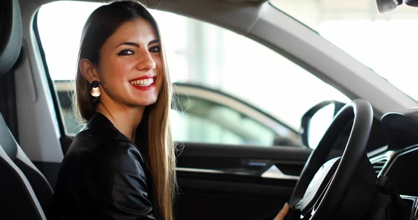 Νεαρή Γυναίκα Χαμογελά Στο Νέο Της Αυτοκίνητο Εκθεσιακό Χώρο — Φωτογραφία Αρχείου