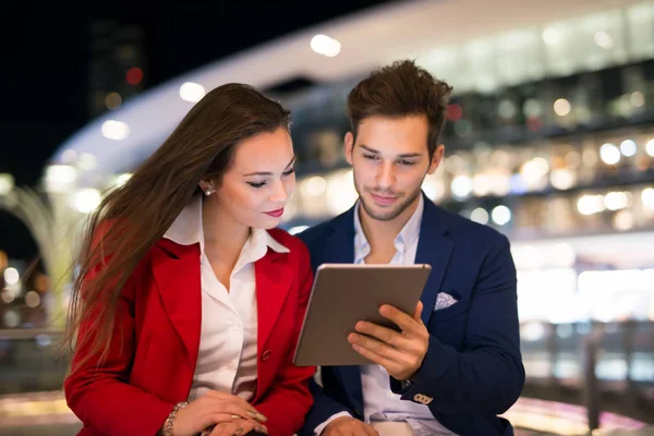 Personas Que Usan Tabletas Por Noche Una Ciudad — Foto de Stock