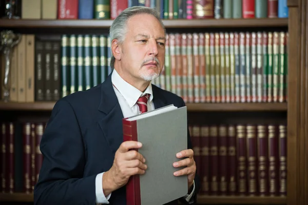 Zakenman Die Houden Van Een Boek Een Bibliotheek — Stockfoto