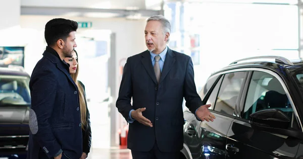 Distribuidor Coches Mostrando Coche Una Pareja — Foto de Stock