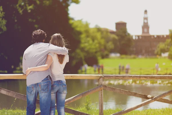 Pareja Joven Parque Vista Trasera —  Fotos de Stock