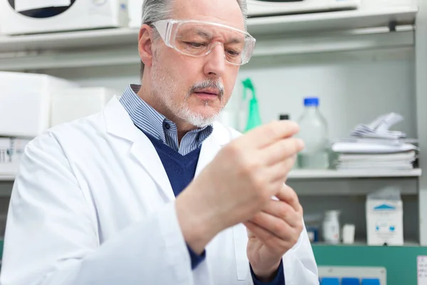 Scienziato Che Tiene Una Provetta Nel Suo Laboratorio — Foto Stock