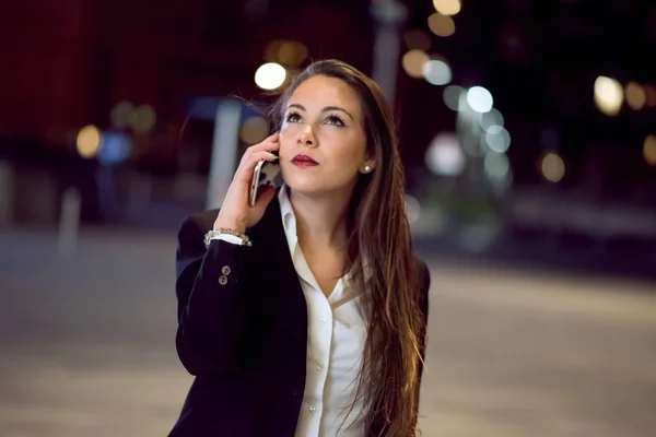 Femme Parlant Sur Téléphone Portable Nuit — Photo